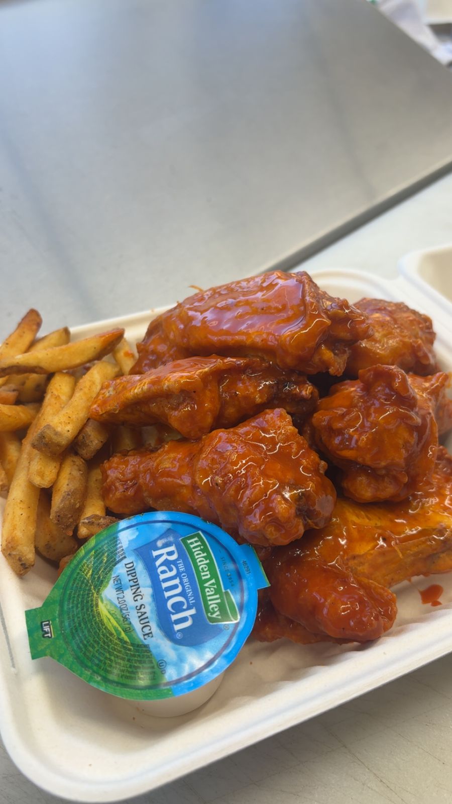 Buffalo wings with fries and ranch
